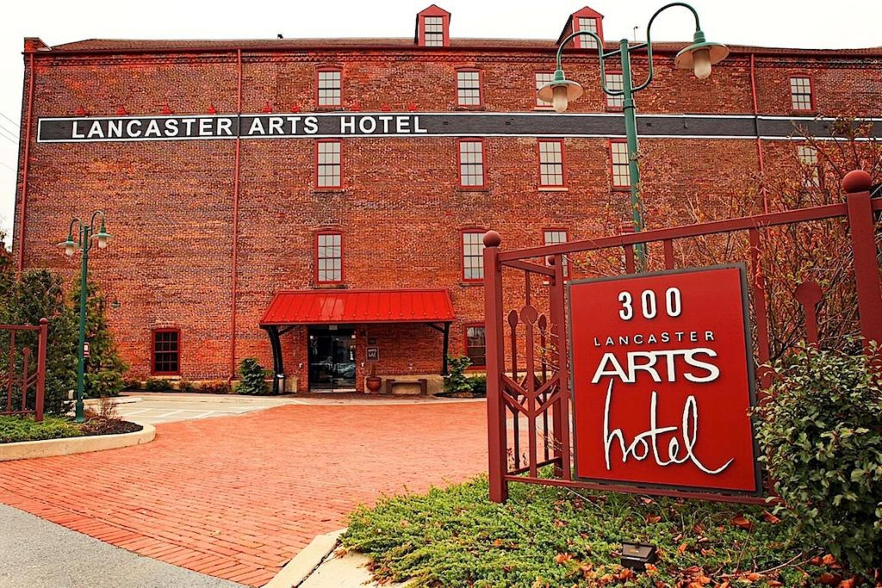 Lancaster Arts Hotel Bagian luar foto