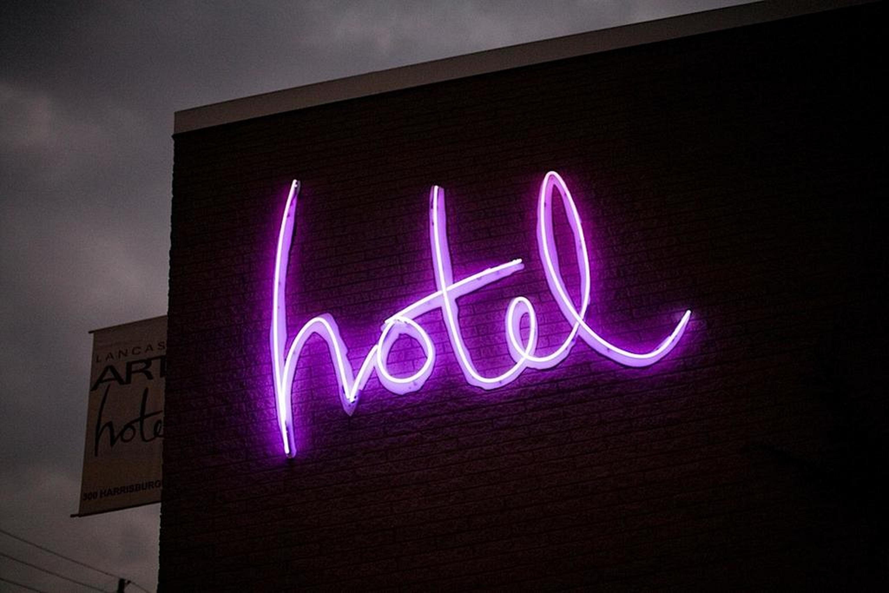 Lancaster Arts Hotel Bagian luar foto