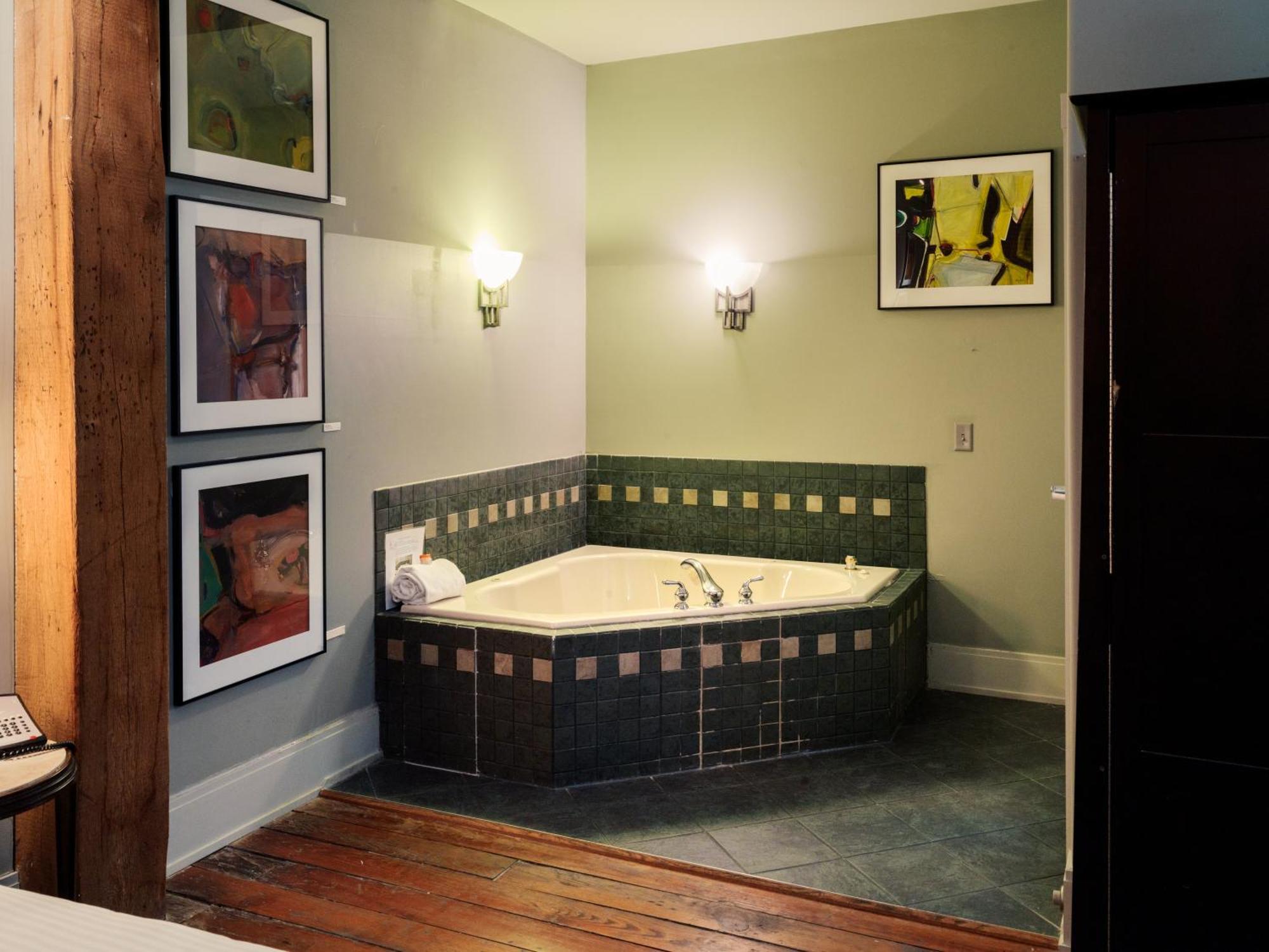 Lancaster Arts Hotel Bagian luar foto
