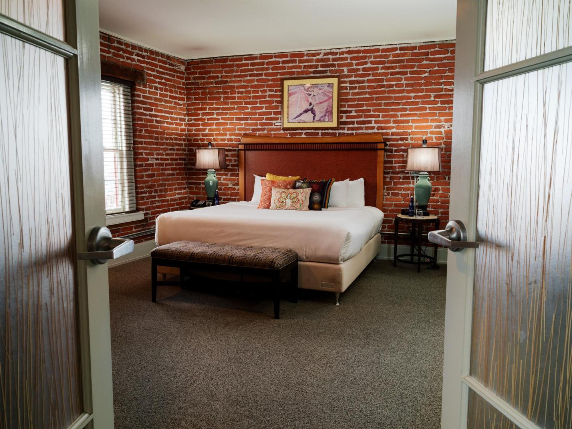 Lancaster Arts Hotel Bagian luar foto