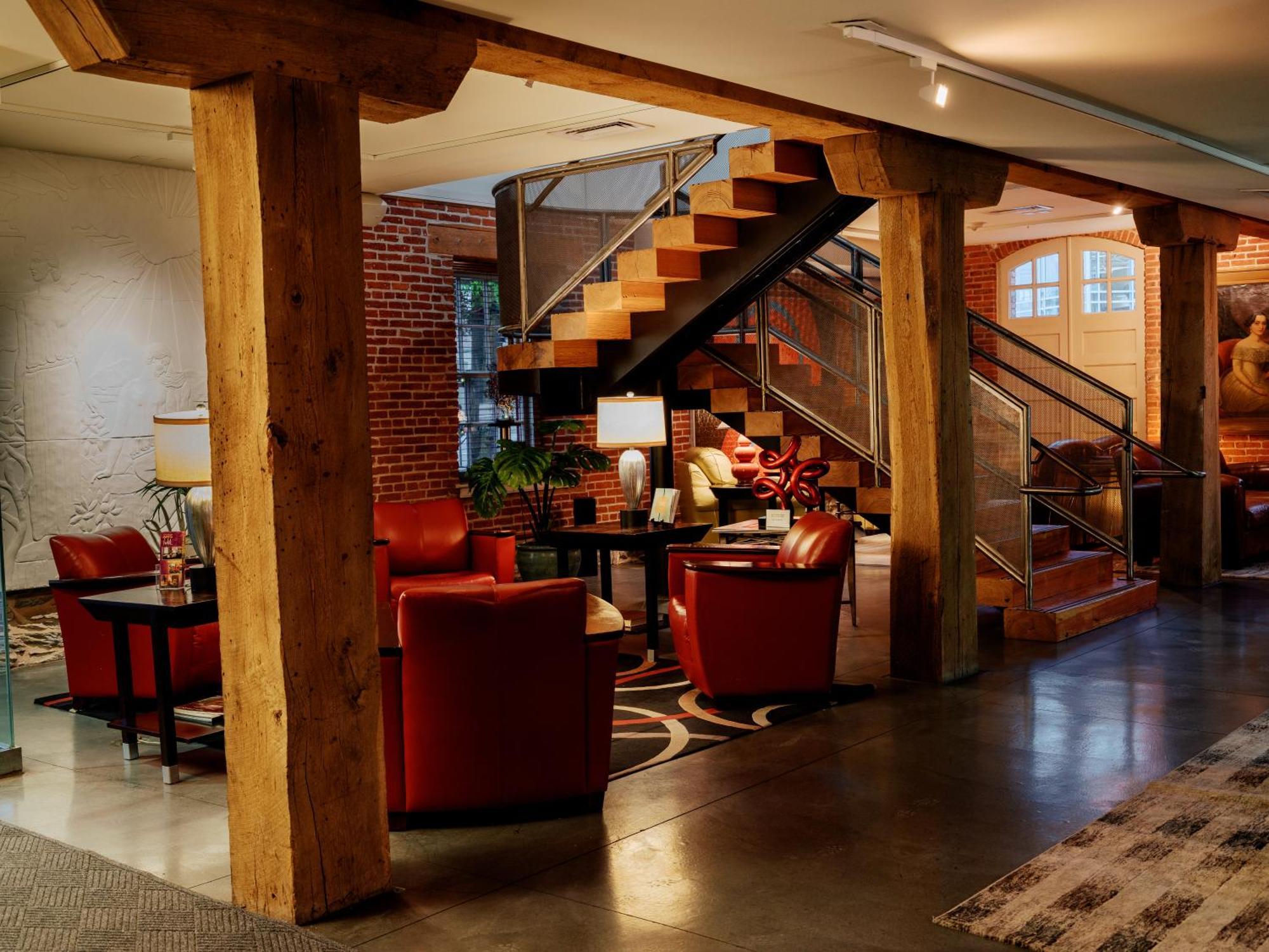 Lancaster Arts Hotel Bagian luar foto