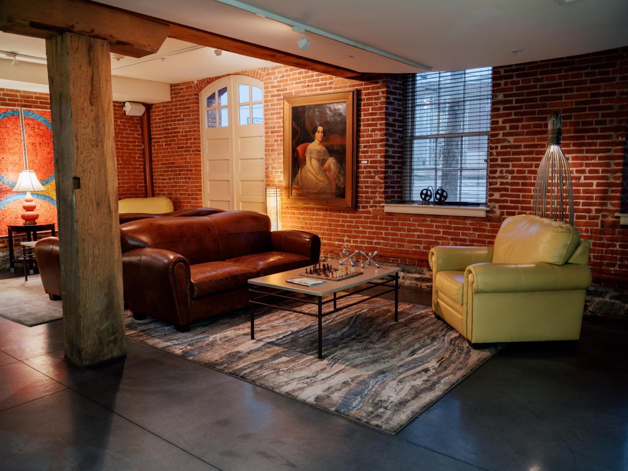 Lancaster Arts Hotel Bagian luar foto